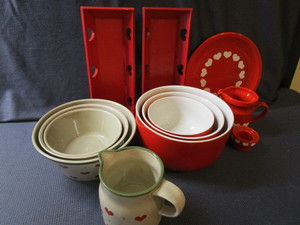 lot 249 image: Red, Hearts, Bowls, Trays, Plate
