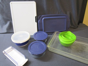 lot 258 image: Pyrex Baking, Cut Board, Bowls