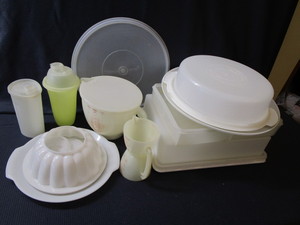 lot 281 image: Tupperware