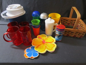 lot 293 image: Picnic, Tupperware