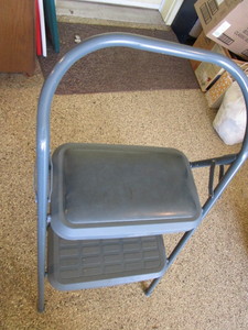 lot 303 image: Samsonite Step Stool
