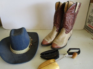 lot 307 image: Western Boots & Hat
