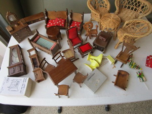 lot 332 image: Doll Furniture