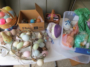 lot 333 image: Easter Decorations