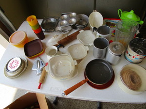 lot 337 image: Childs Dishes with Tupperware