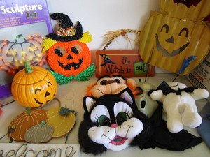 lot 351 image: Halloween Decorations