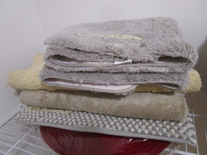 lot 376 image: Rugs, Bath Mat