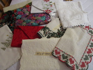 lot 384 image: Table Runners - Holiday