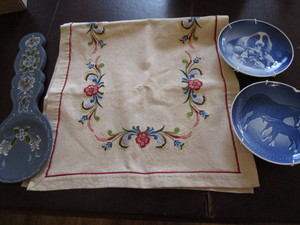 lot 415 image: Mothers Day Plates, Rosemaled
