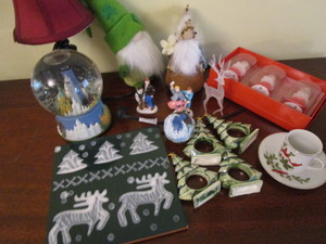 lot 422 image: MPLS Snow Globe, Gnomes