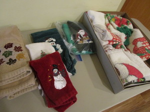 lot 429 image: Holiday Hand Towels