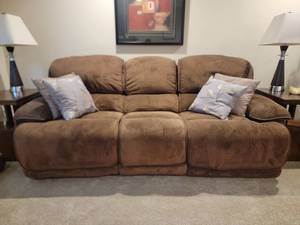 lot 4C image: Luxurious Plush Corduroy Reclining Sofa