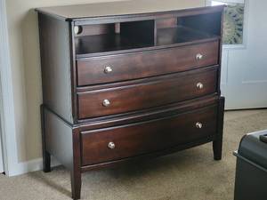 lot 21 image: Stunning Mahogany Dresser