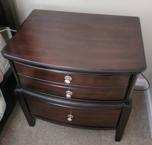 lot 19 image: Stunning Mahogany Bedside Table A