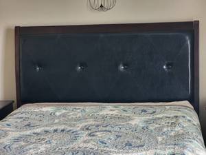 lot 29 image: Modern Faux Leather Tufted Bed Set