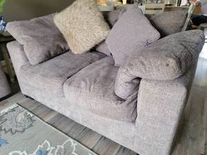 lot 1B image: Luxurious Grey Loveseat by Albany