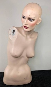 lot 47 image: Armless Female Mannequin