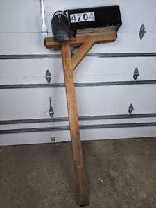 lot 100 image: Black Mailbox w Post