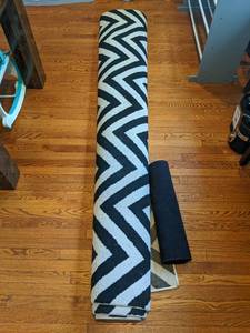 lot 123 image: Black and White Metro Rug and Black Runner