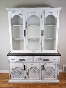 lot 4 image: Beautiful Rustic Farmhouse Style Hutch