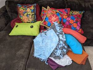 lot 149 image: Bright and Colorful Blankets and Throw Pillows