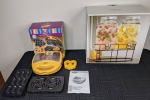 lot 73 image: Stylish Drink Dispenser - Double with Stand and Nostalgia 2-in-1 Electric Soft Pretzel & Nugget Maker