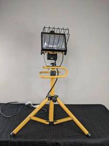lot 131 image: Adjustable Halogen Work Light with Tripod Stand