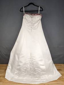 lot 106 image: Gorgeous Alfred Angelo Womens Red and White Wedding Dress Style LB-FE 3004 E