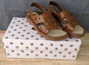 lot 57 image: NEW Womans Earth Sandals Size 9.5 K
