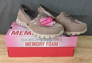 lot 39 image: NEW Sketchers Flex Memory Foam Womans Size 9 Sneakers K