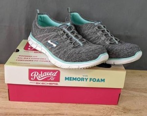 lot 45 image: Sketchers Relaxed Fit Womans Size 8.5 Sneakers K