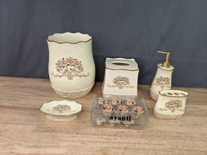 lot 132 image: Stately Avanti Rosefan Bath Ensemble   K