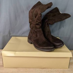 lot 53 image: NEW Mossimo Supply Co Tamara Boots, Size 10 K
