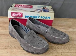 lot 36 image: NEW Sketchers Relax Fit Womans Size 9.5 Sneakers K