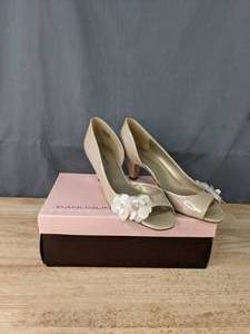 lot 69 image: NEW Bandolino Open-Toed Womans Size 9.5 Pump K
