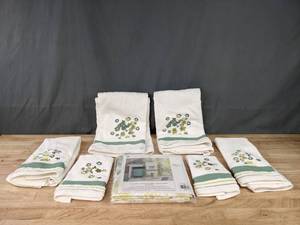 lot 172 image: NEW Saturday Knight Limited Flower Bed Bathroom Set - Towels, Shower Curtain, and Bath Mat K