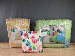 lot 139A image: NEW Home Expression and Room Essentials Twin Reversible Comforters, and Throw Pillow K