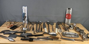 lot 187 image: Assorted Kitchen Knifes, Utensils and Gadgets B