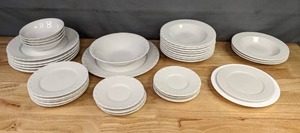 lot 191 image: Gourmet Collection by Oneida Dinnerware B