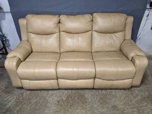 lot 9 image: Southern Motion Reclining Power Sofa B
