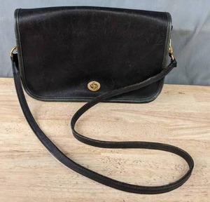 lot 25 image: Coach Womens Black Crossbody Shoulder Bag D
