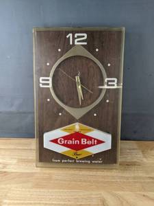 lot 6 image: Unique Vintage Grain Belt Beer Light Up Wall Clock D