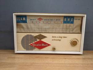 lot 7 image: Vintage Grain Belt Light-Up Talking Scoreboard Radio D