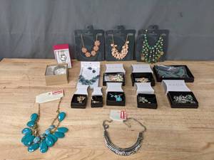 lot 17A image: A Collection of Stunning Jewelry Including Minicci, Avon and More   K