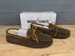 lot 87A image: NEW Mens Minnetonka Moccasin Pile Line Hardsole in Autumn Brown Size 13 W
