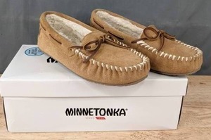 lot 74A image: NEW Minnetonka Womens Size 7 Shearling Lined Slipper, Tilia  W