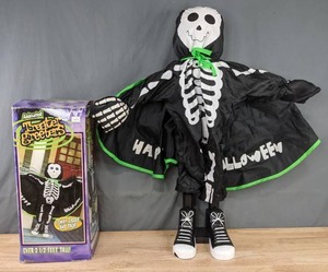 lot 57B image: Animated Halloween Treater Greeter  D