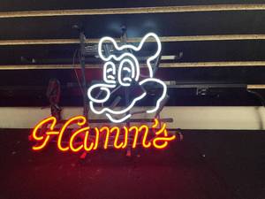 lot 53 image: Hamms Beer bear neon