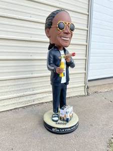 lot 14 image: Snoop Dog 4 tall bobblehead, Corona Beer