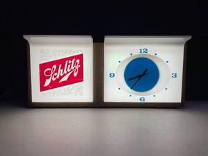 lot 20 image: 1967 Schlitz illuminated, plastic clock